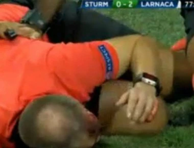 Στουρμ Γκρατς-ΑΕΚ Λάρνακας: Διακοπή στο ματς μετά από τραυματισμό του επόπτη με μπουκάλι (βίντεο)